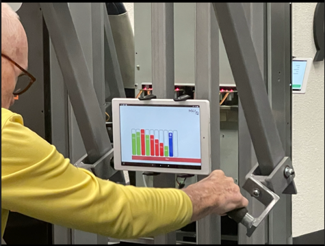 MaxQ15 member reviewing real-time session data on the machine's digital readout